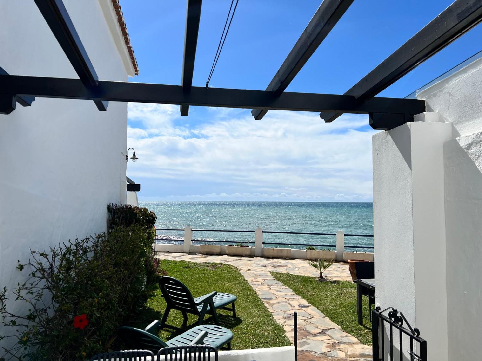 Newly Renovated 2 Bedroom Beachfront House Sitio de Calahonda Exterior photo